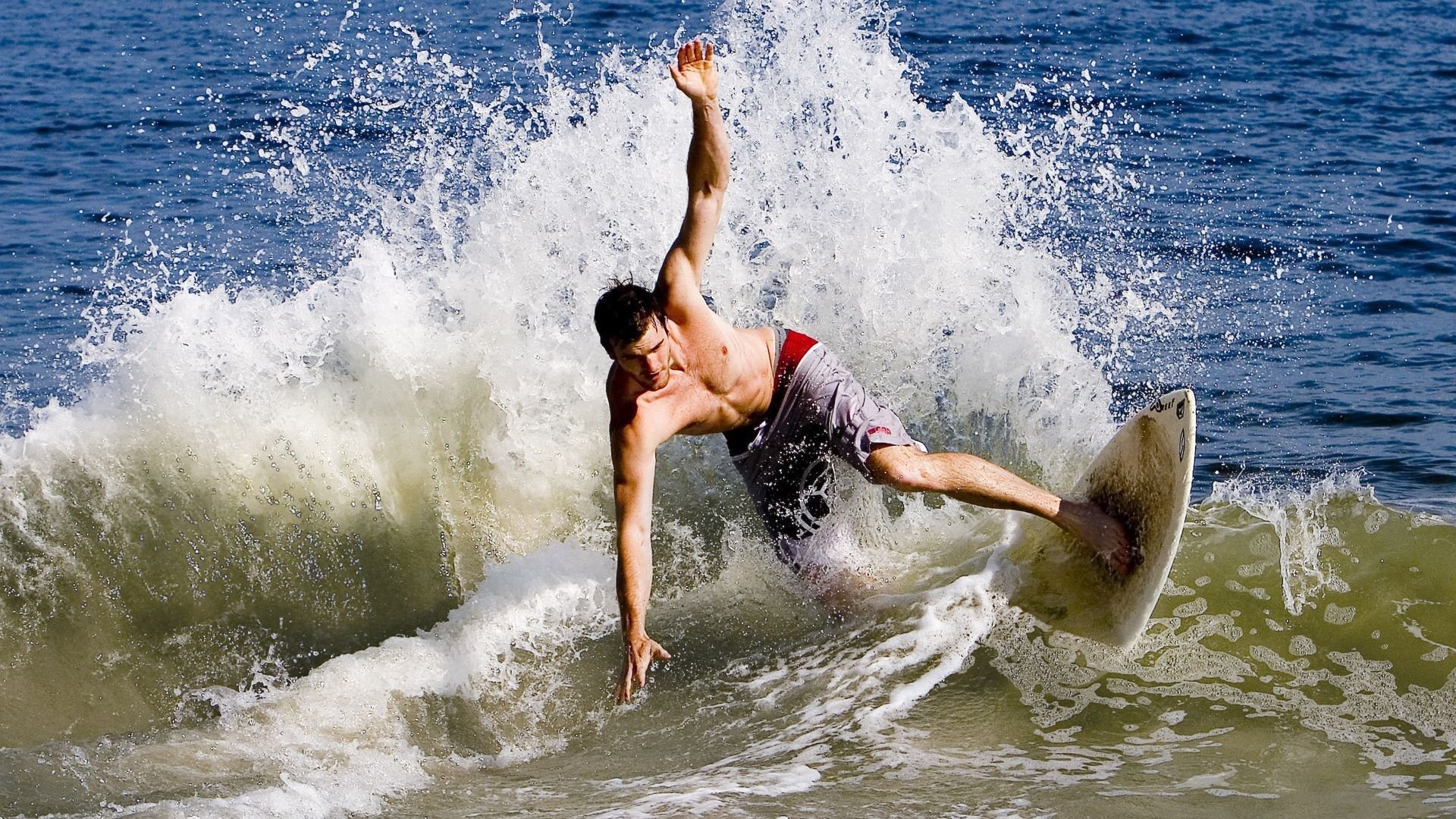 kaiyun中国官方网站-“沿海狂飙：海岸线上的速度飙升”，沿海岸线奔跑是什么歌